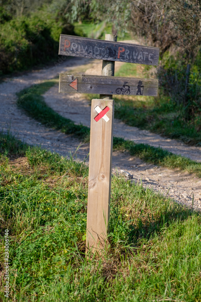 Wegweiser und Wegzeichen am Fernwanderweg „Rota Vicentina“ (Historischer Weg, Fischerweg) im Süden von Portugal 