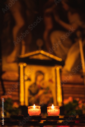 brennende kerzen in einer kirche