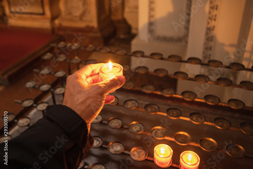 person hält eine brennende kerze in der hand