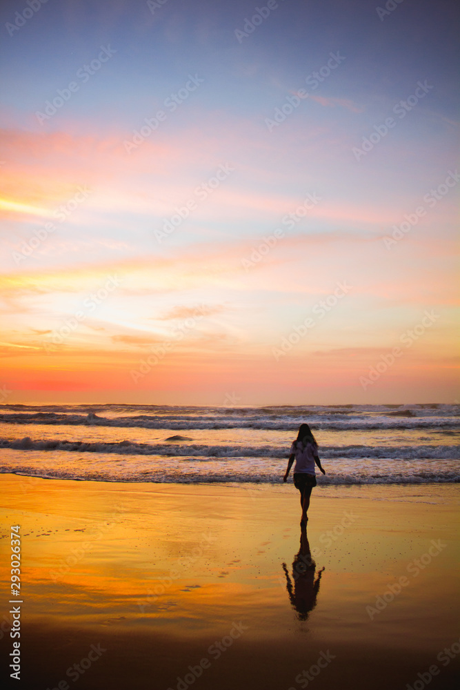 Φωτογραφία Young woman walking at the beach at sunrise in Ubatuba, Sao Paulo, Brazil