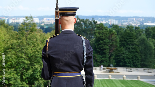 Cuadro en lienzo Close up view of a soldier during the Changing of Guard at Tomb of the Unknowns,