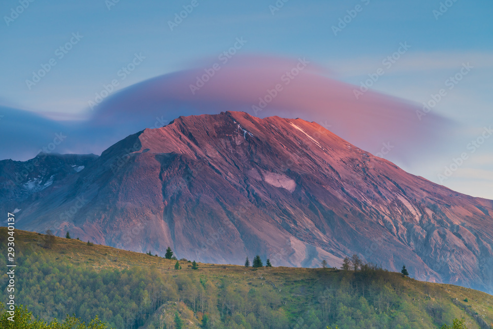 Fototapeta premium Mountain Clouds and Pink Skies