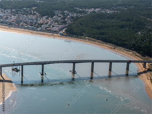 vue aérienne du pont de l'île de Noirmoutiers en France photo