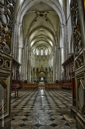 une entr  e d   glise. Une porte d entr  e dans une cath  drale. L ouverture sur une nef de cath  drale.