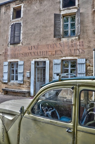 Obraz na płótnie Une vieille voiture devant une vieille façade d'immeuble