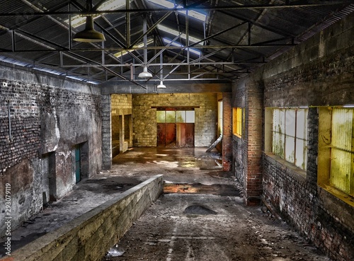 Une ancienne usine abandonnée. Une vieille usine abandonnée. Un entrepôt abandonné. © david