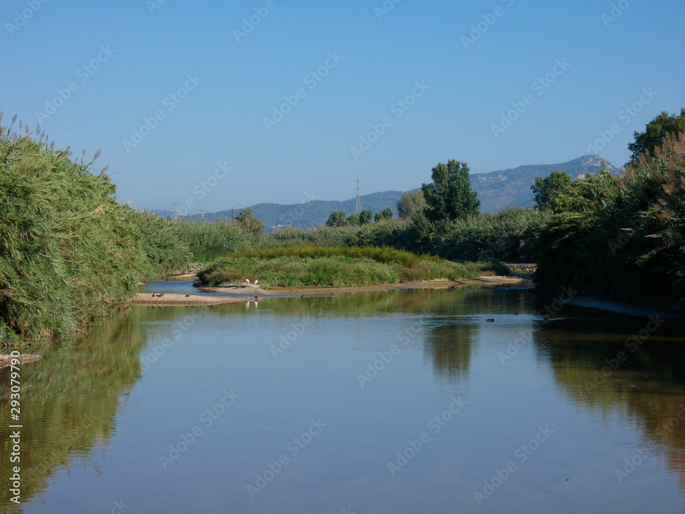 Río LLobregat, muy cerca de su desembocadura en el mar mediterráneo Río LLobregat, muy cerca de su desembocadura en el mar mediterráneo