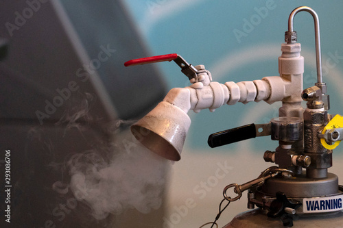 Foto Liquid nitrogen tank danger sign