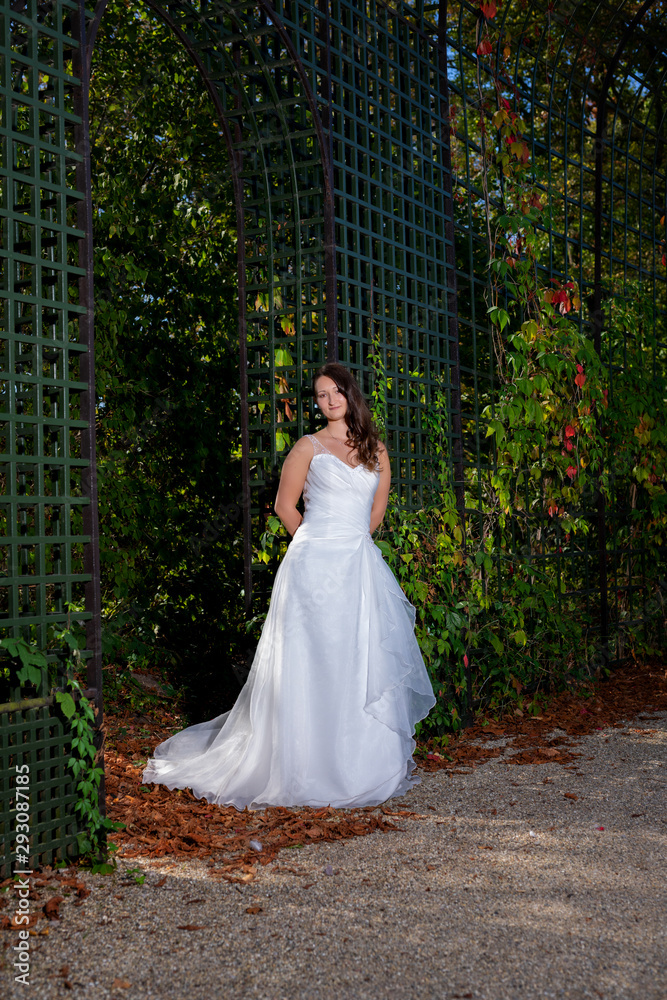 Fototapeta premium Young bride in the park