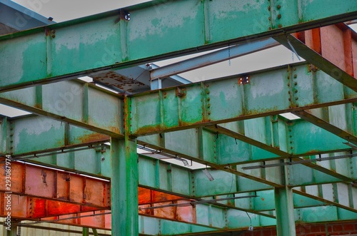 poutres métalliques rouges vertes dans un bâtiment cassé