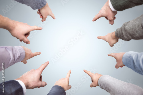 Fotografi Many fingers point to the center