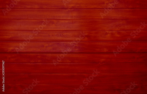Rote Holwand mit horizontalen Brettern