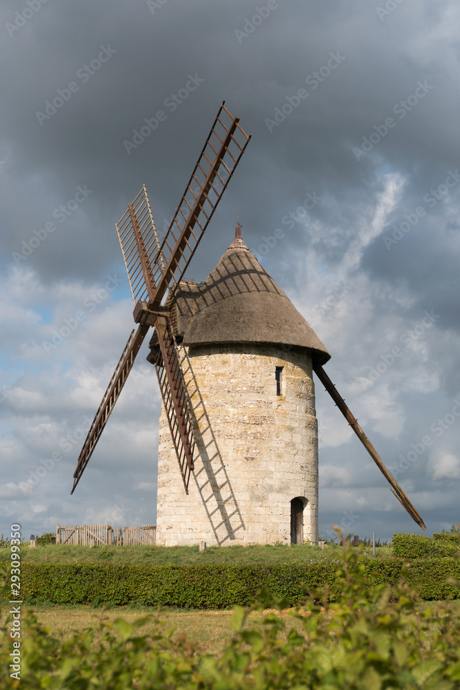 Φωτογραφία vertical view of the historic windmill Moulin de Pierre in Hauville in Normandy