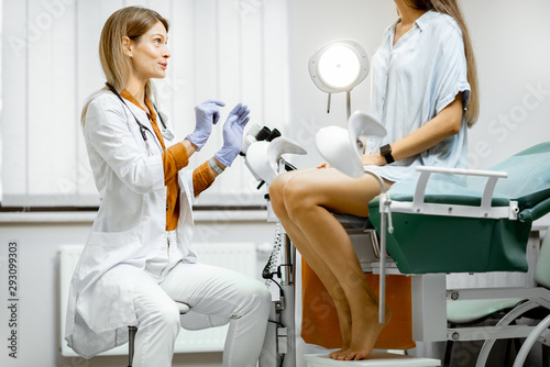 Quadro su tela Gynecologist preparing for an examination procedure for a pregnant woman sitting