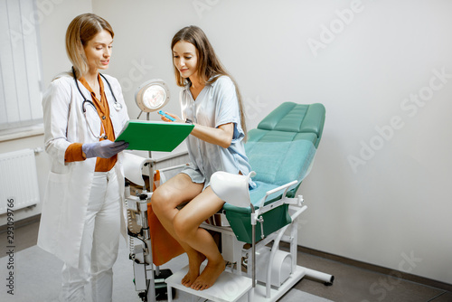 Foto Gynecologist talking with a young female patient during a medical consultation i