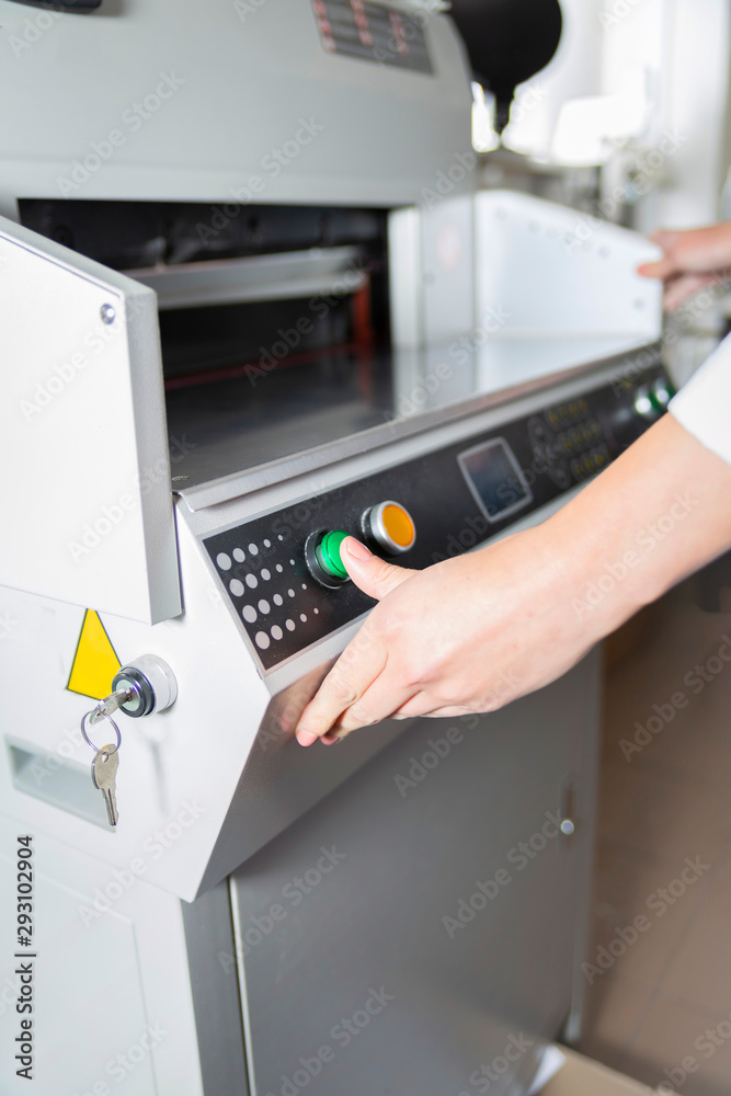 Printing plotter, the printer operates the machine Printing plotter, the printer operates the machine