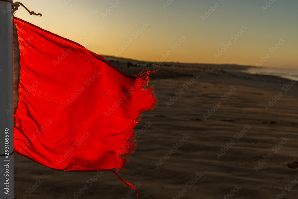 Hình ảnh \'red flag\' sẽ khiến bạn hồi hộp và tò mò muốn biết tại sao cờ đỏ lại được dựng lên. Dừng lại và chiêm ngưỡng vẻ đẹp của ảnh, đồng thời học hỏi thêm kiến thức về đất nước mình. 