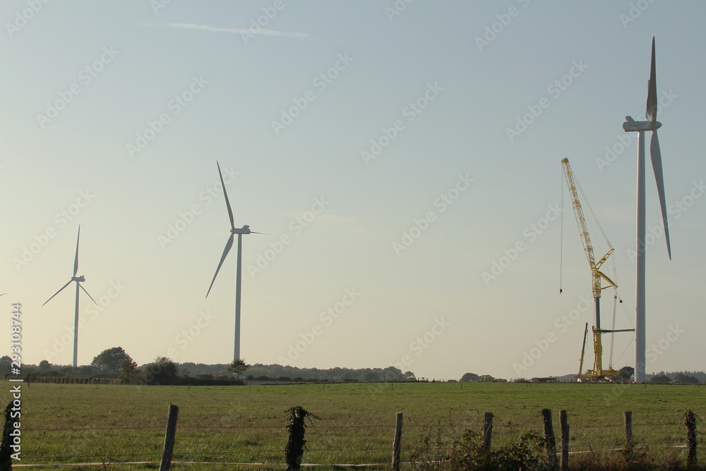 Fototapeta premium Chantier de contrustion d'éoliennes