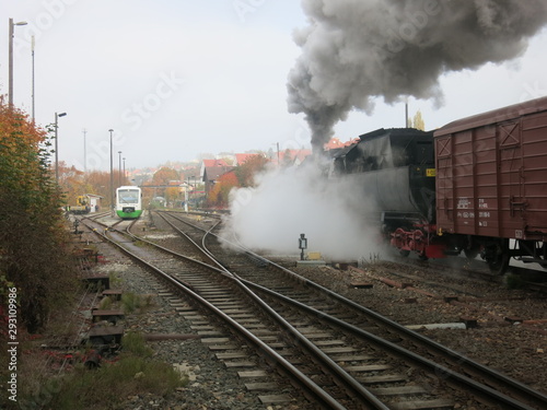 ein Güterzug fährt mit einer Dampflok davon