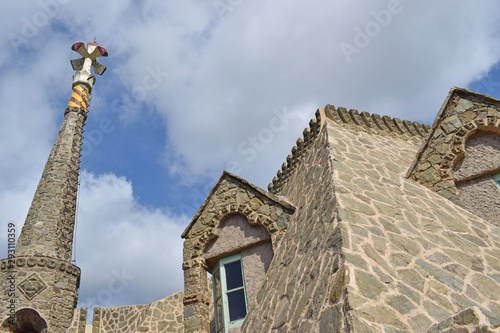 Torre Bellesguard, al pie de la montaña en Barcelona