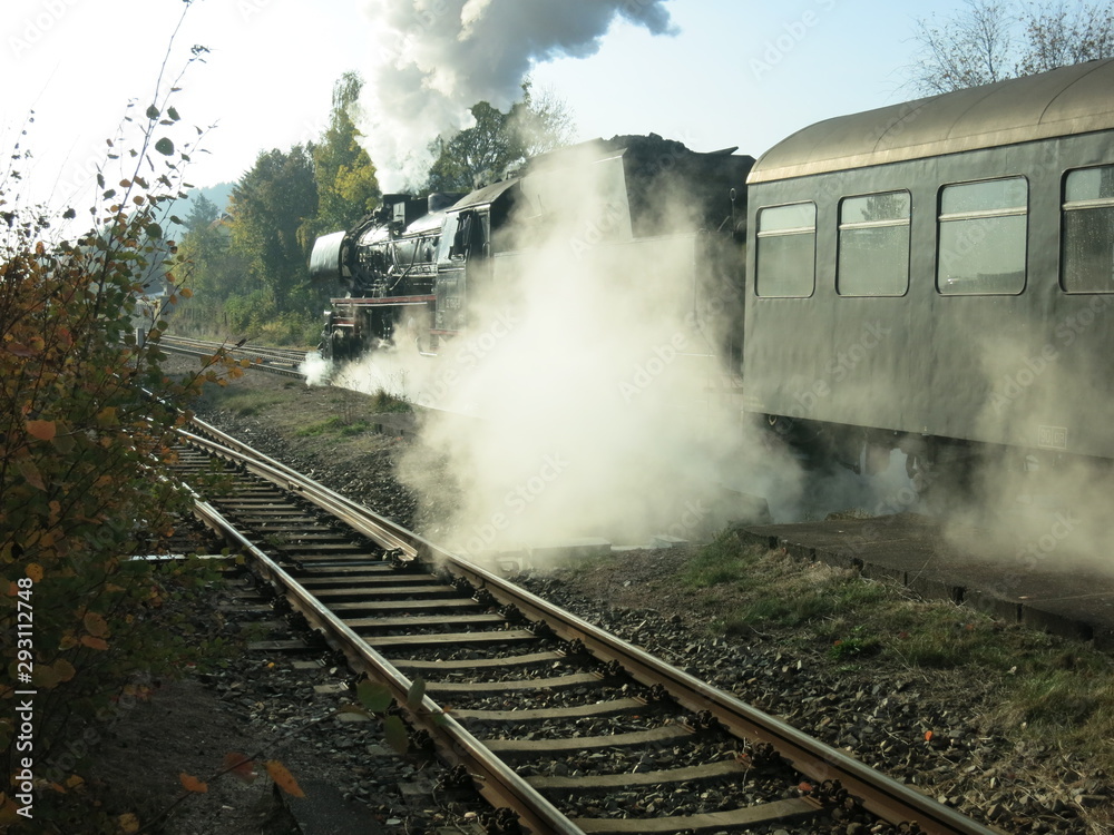 die Dampflok mit Personenzug fährt davon die Dampflok mit Personenzug fährt davon
