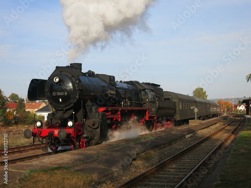 anfahrender Zug mit Dampflokomotive