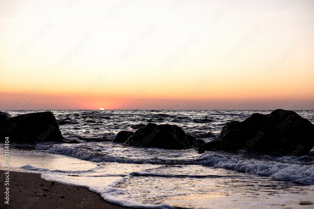 Obraz premium Beautiful sunset (sunrise) over the sea, beautiful waves.