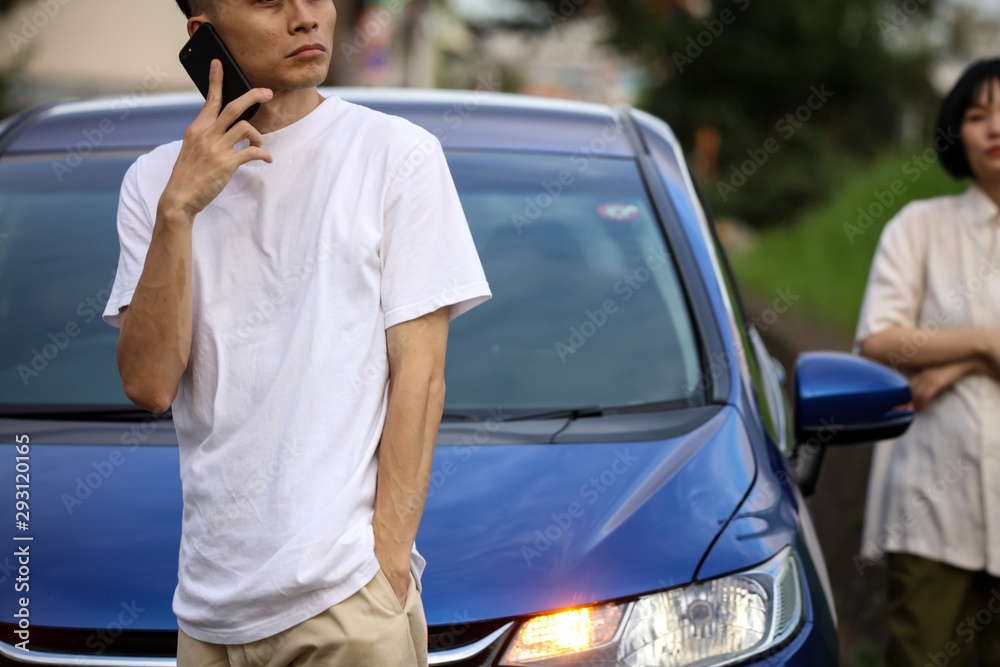 Fototapeta premium 車が故障したカップル