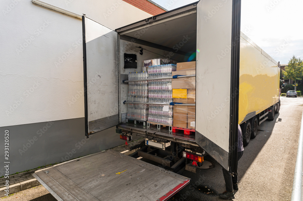 Trailer wird geöffnet um Ware anzuliefern