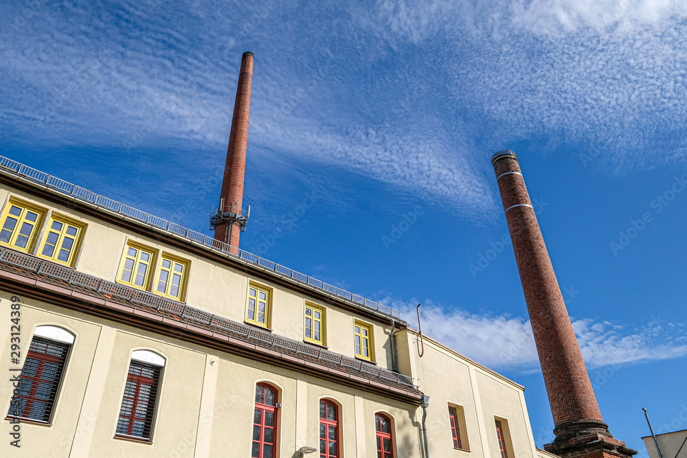 Fototapeta premium Gemauerte Schornsteine einer alten Fabrik