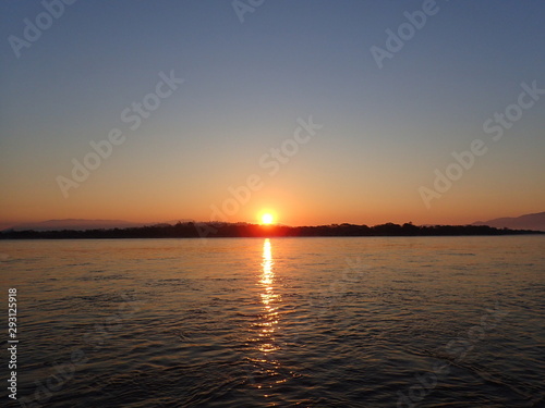 国境のメコン川の日の出 © nori