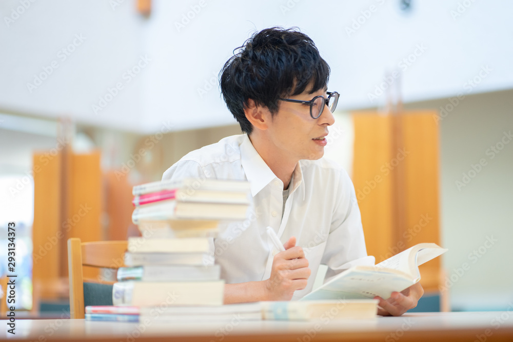 図書館で勉強をする男性 図書館で勉強をする男性