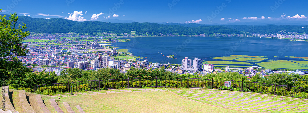 長野県・諏訪市 夏の立石公園のパノラマ風景