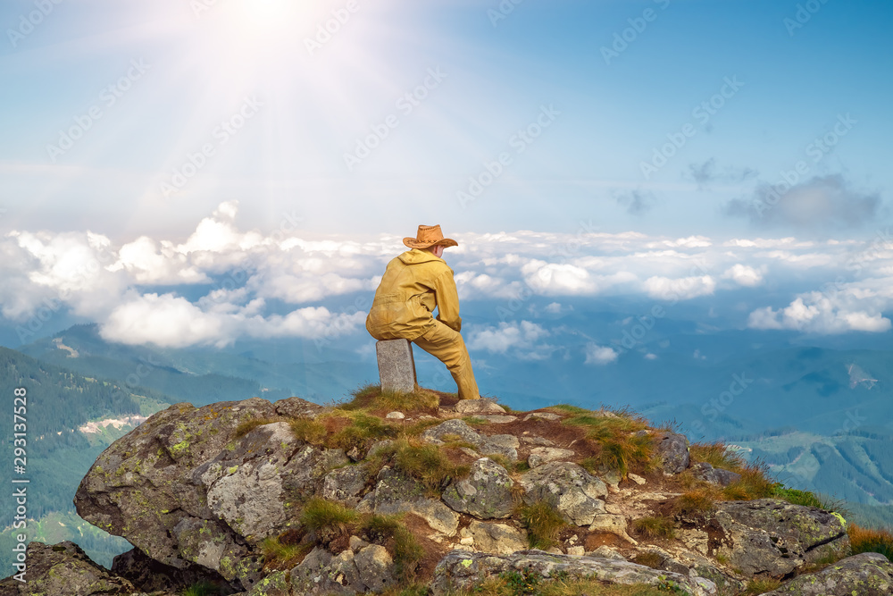 Obraz premium Man on top mountain looking into the distance