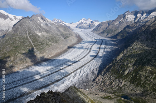 Le Glacier d'Aletsch dominé par le Jungfrau (alt 4158 m), le Mönch (alt 4107 m) et l'Eiger (alt 3970 m), vu de l'Eggishorn