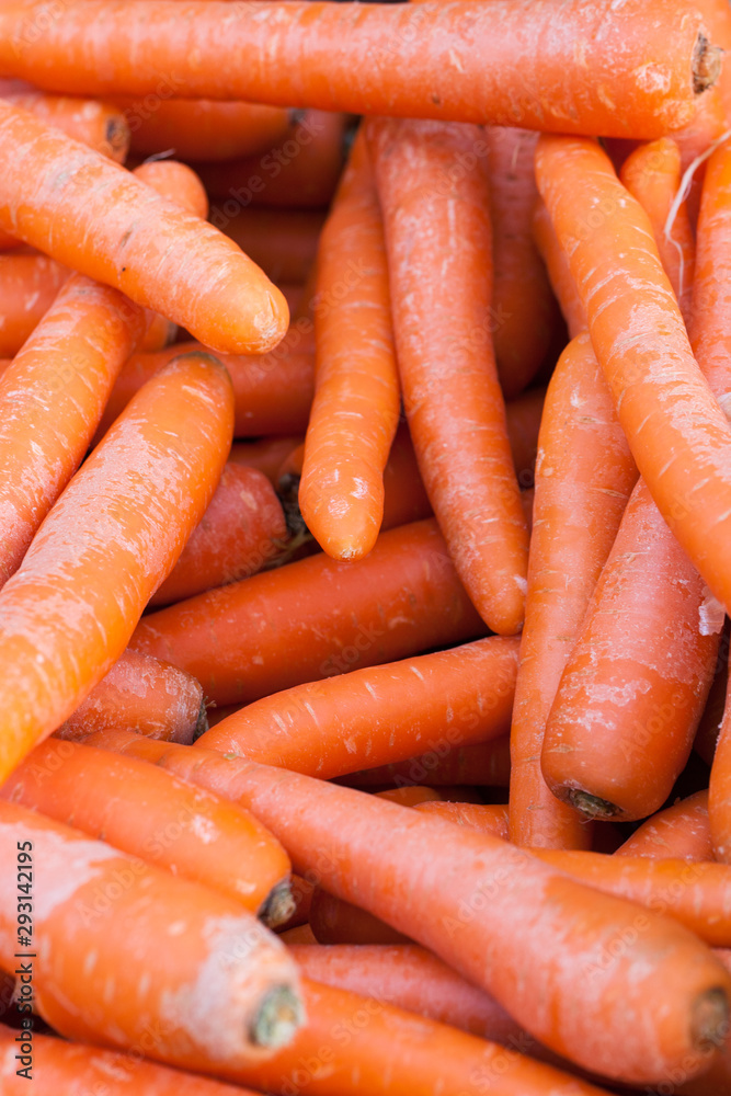 Carottes en vente à l'étalage d'un marché aux légumes Carottes en vente à l'étalage d'un marché aux légumes