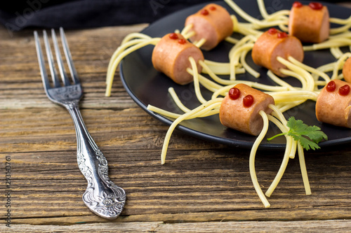Fotografija spaghetti with sausages in the form of spiders