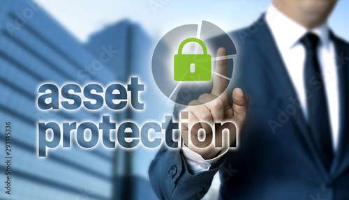 Asset Protection Konzept wird von Geschäftsmann gezeigt.