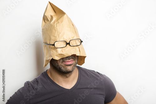 Uomo con busta di carta in testa photo