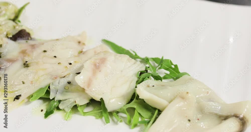 Pesce fresco in un piatto con insalata, pronta per essere servito come secondo in un ristorante Pesce fresco in un piatto con insalata, pronta per essere servito come secondo in un ristorante