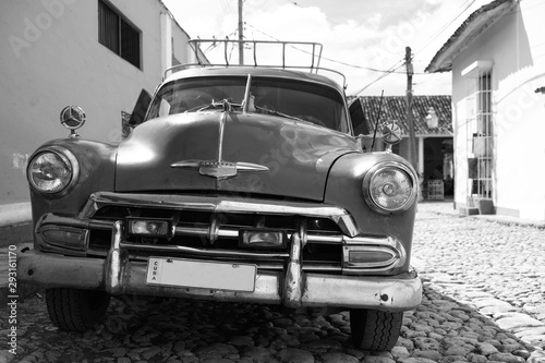 Monochromes Bild eines alten amerikanischen Auto in Kuba © Klaus