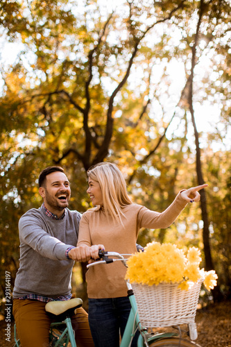 Active young couple enjoyin...