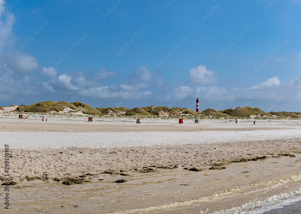 Amrumer Leuchtturm mit Strandkörben im Vordergrund Amrumer Leuchtturm mit Strandkörben im Vordergrund