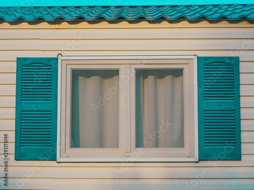 the windows geometry in outdoor photo