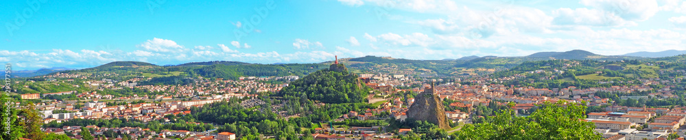 Fototapeta premium Superb panoramic view of the city of Le Puy en Velay 