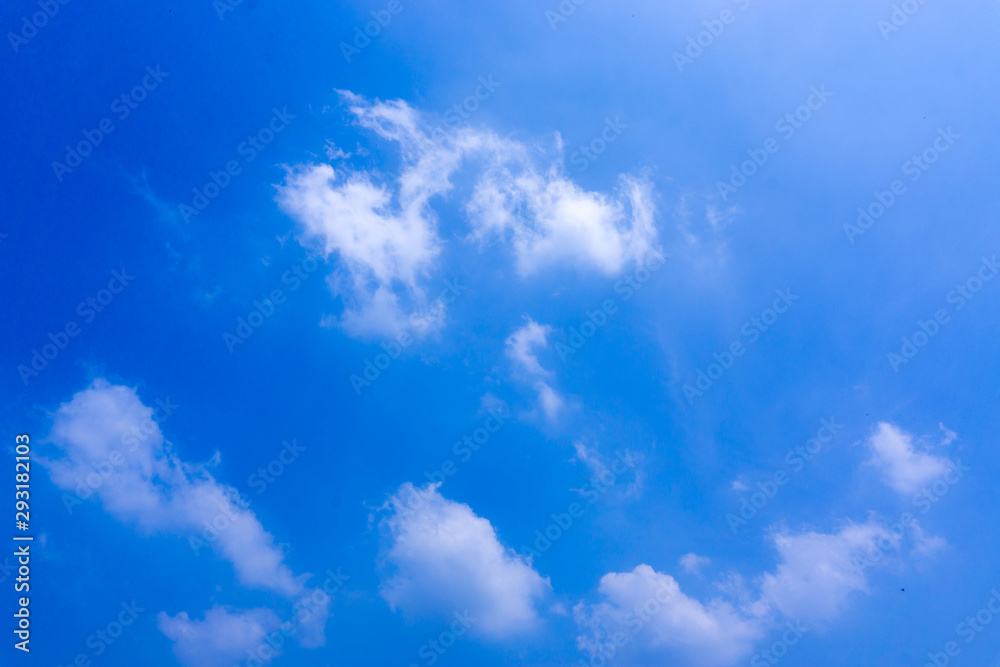 Obraz premium Clear blue sky with white cloud background in the morning. Good weather background.