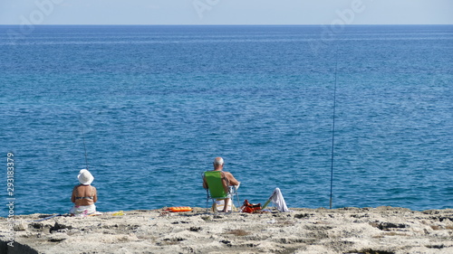 Mariito e moglie come due pescatori felici sulla costa mediterranea. Sud Italia