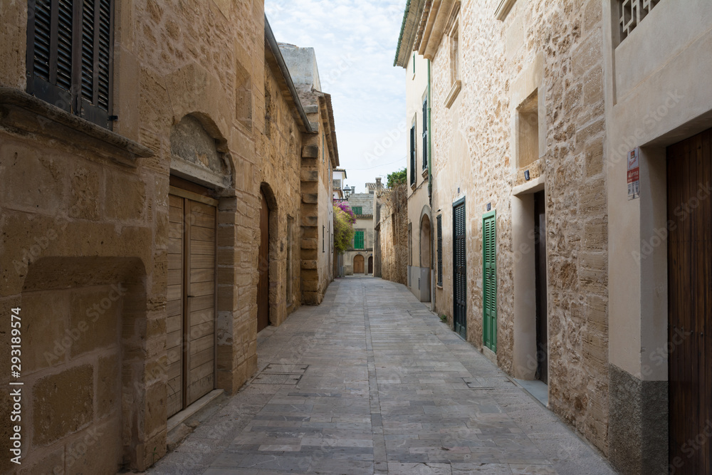 Obraz premium wąska uliczka Alcudia na Majorce