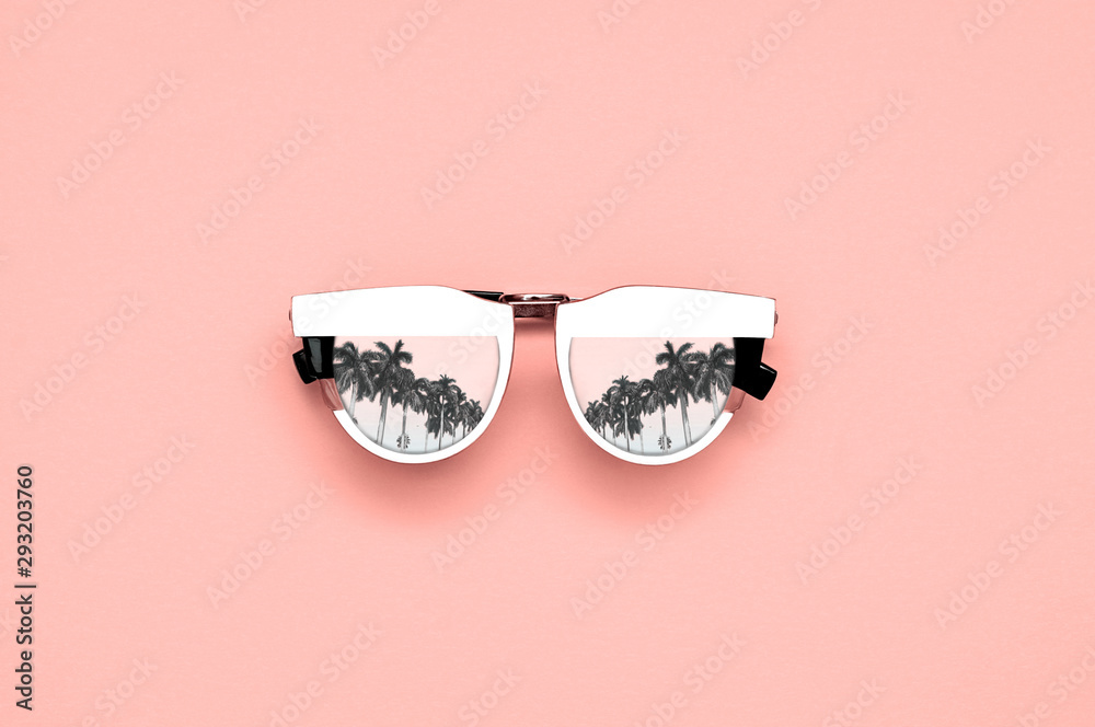 Naklejka premium White glasses with palm trees on a pink background.