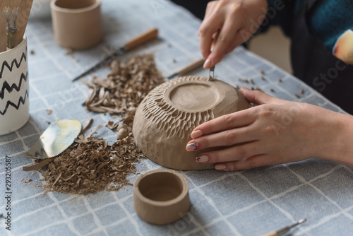 Foto Pottery workshop, the process of making ceramic tableware, women's hands
